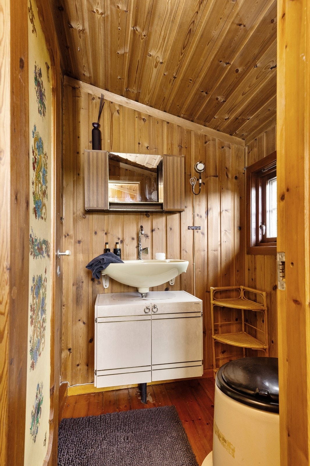 Toalettrom med servant Galleribilde