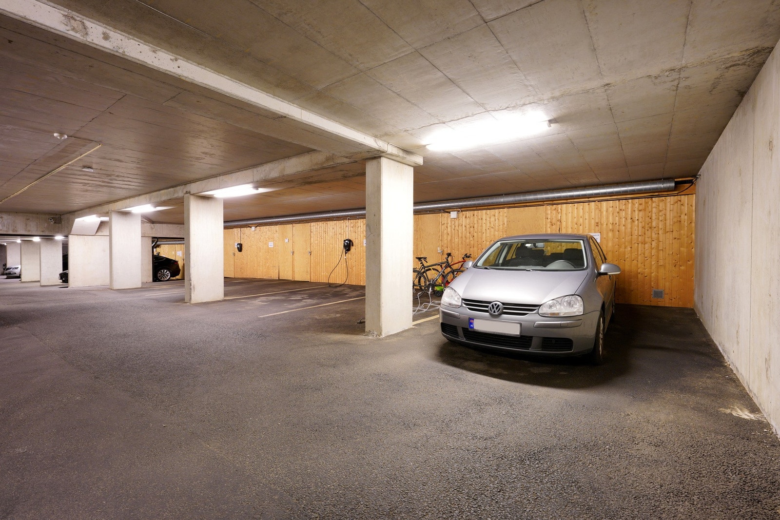 Parkeringsplass av god størrelse og ekstra romslig bod. Galleribilde
