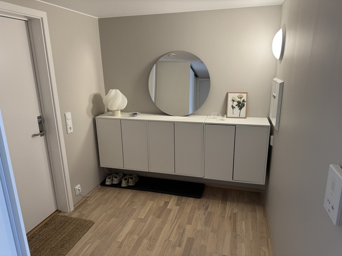 Inngangsparti og gang med oppbevaring Galleribilde