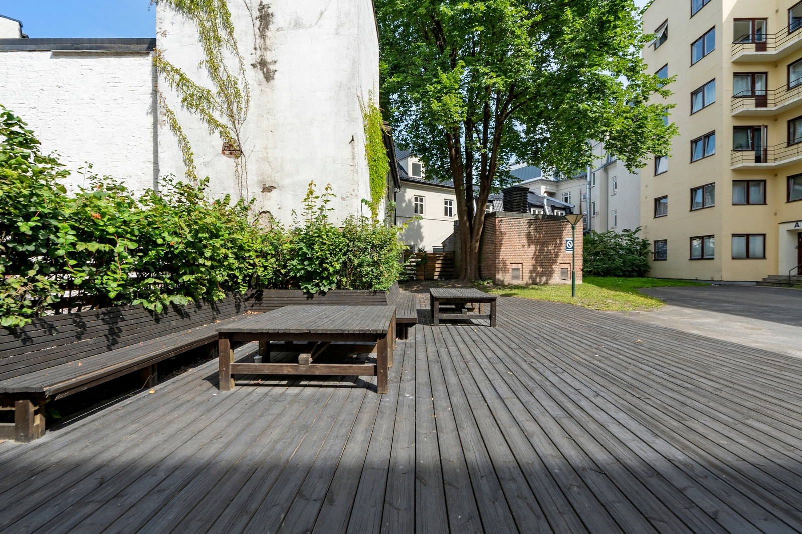 Tomten er en romslig og trivelig fellestomt som byr på gode uteområder for både avslapning og lek. Galleribilde