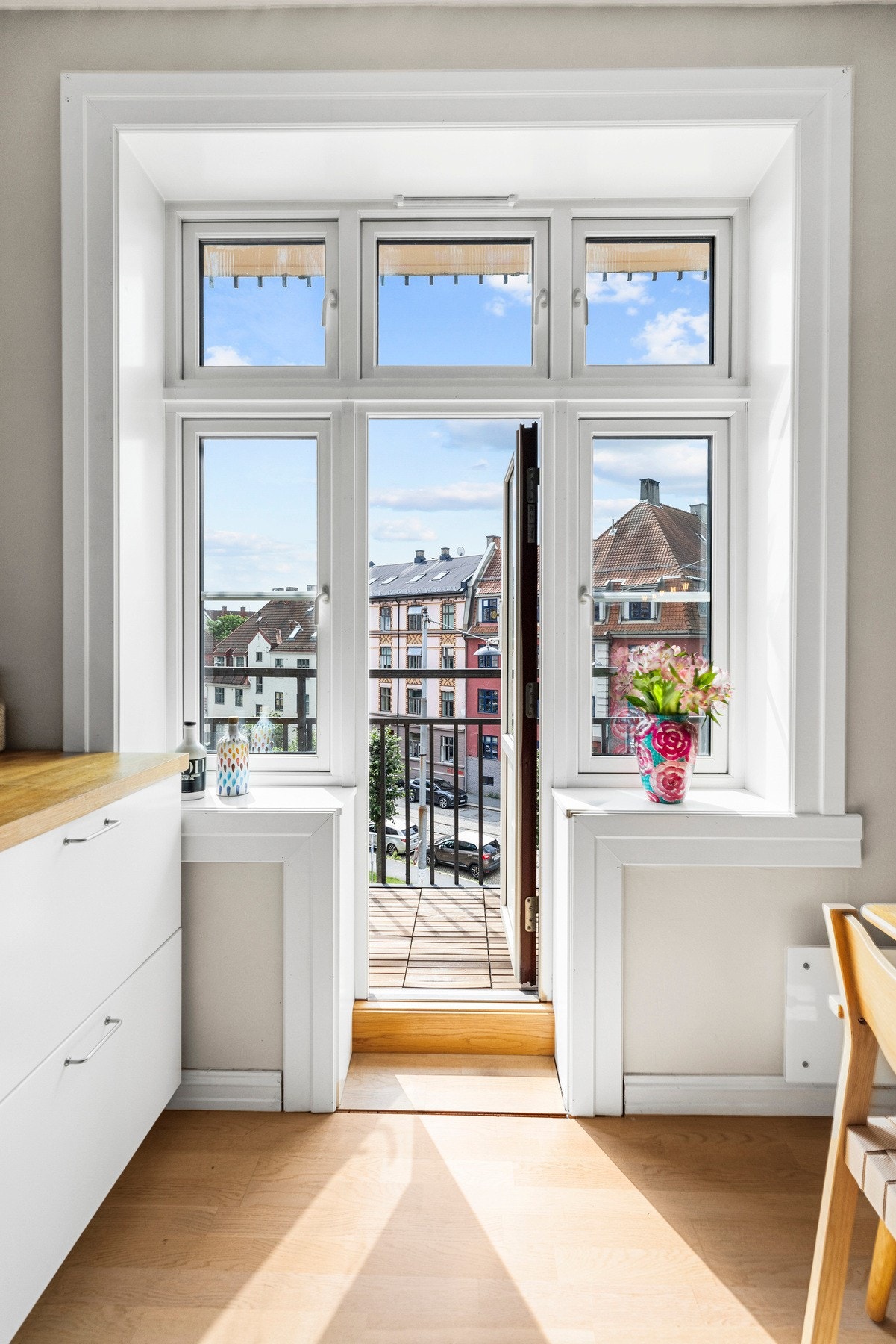 Det lille ekstra? Kjøkkenet har direkte utgang til den solrike balkongen! Galleribilde