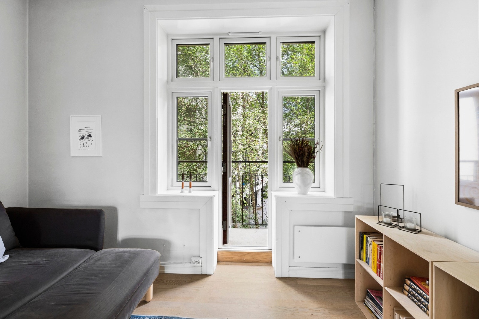 Stuen har høyt under taket og vakre vinduer som slipper inn rikelig med dagslys. Galleribilde