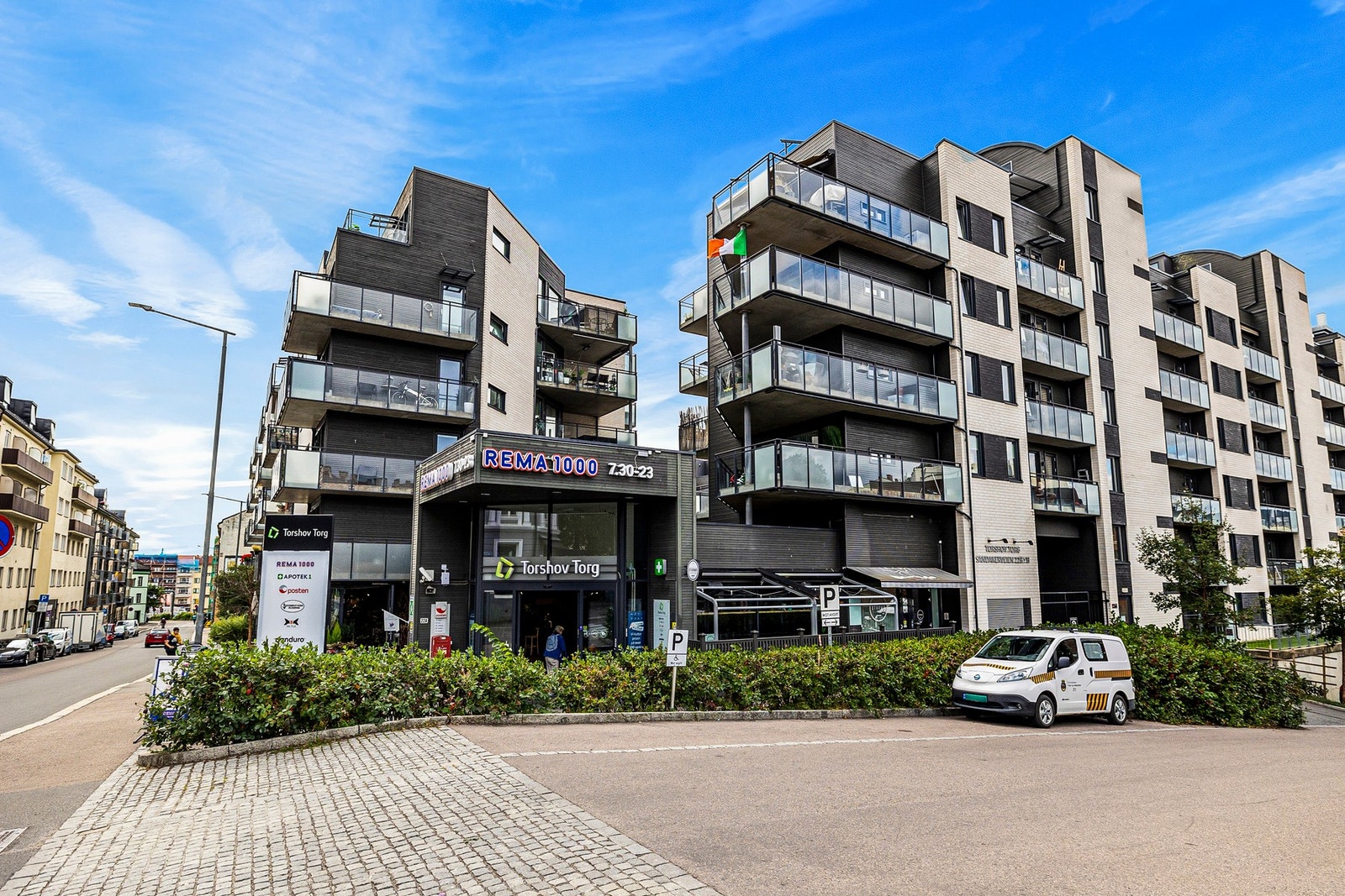 På Torshov torg finner du både dagligvare, nisjebutikker og kaféer, alt du trenger i hverdagen. Galleribilde