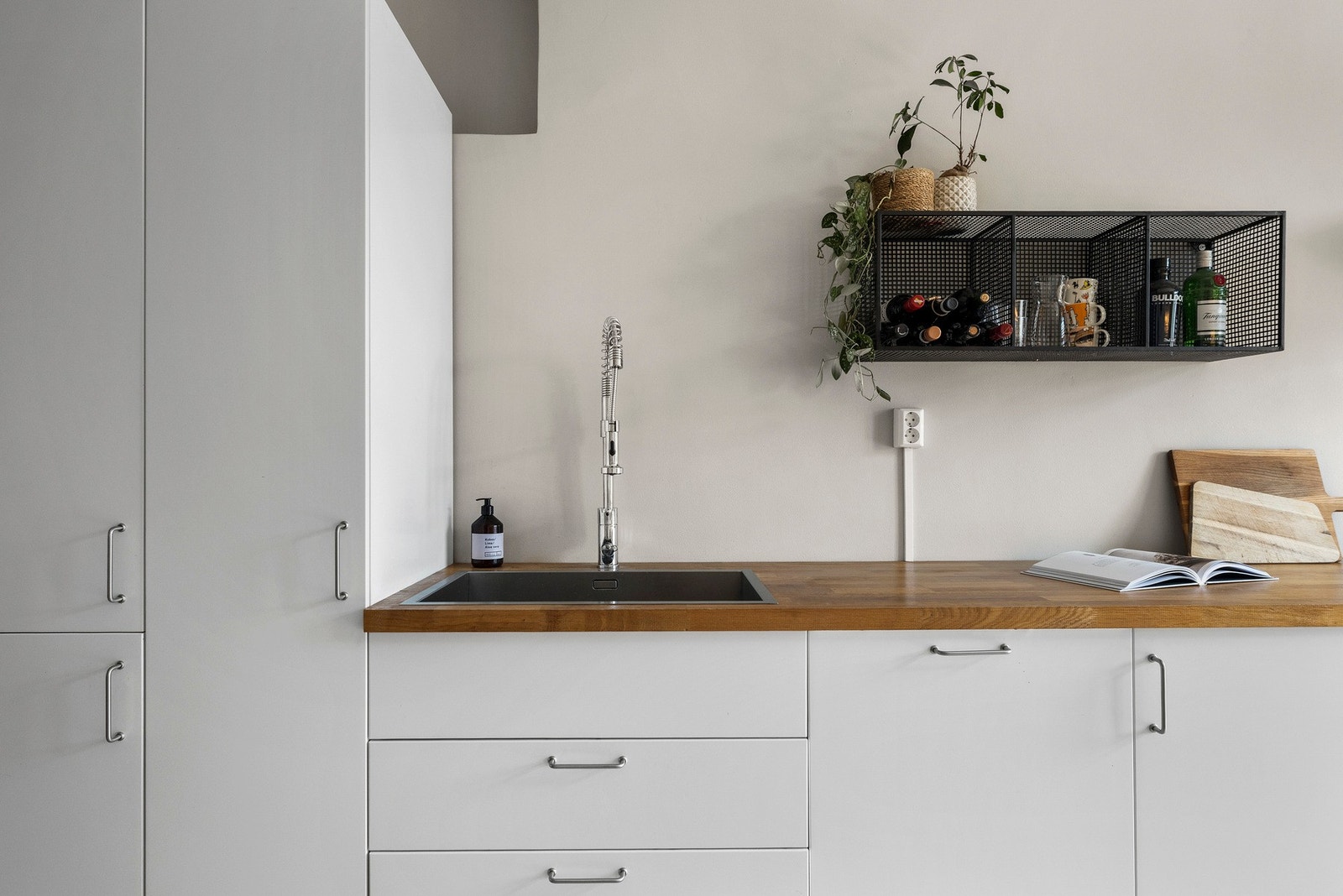 God benkeplass og oppbevaring gjør det enkelt å trives med matlagingen. Galleribilde