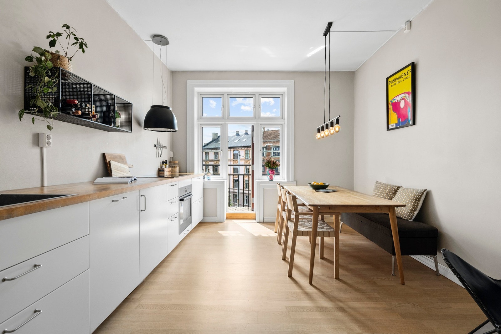 Uten overskap får kjøkkenet et luftig og åpent uttrykk som gir ekstra romfølelse og lys. Galleribilde