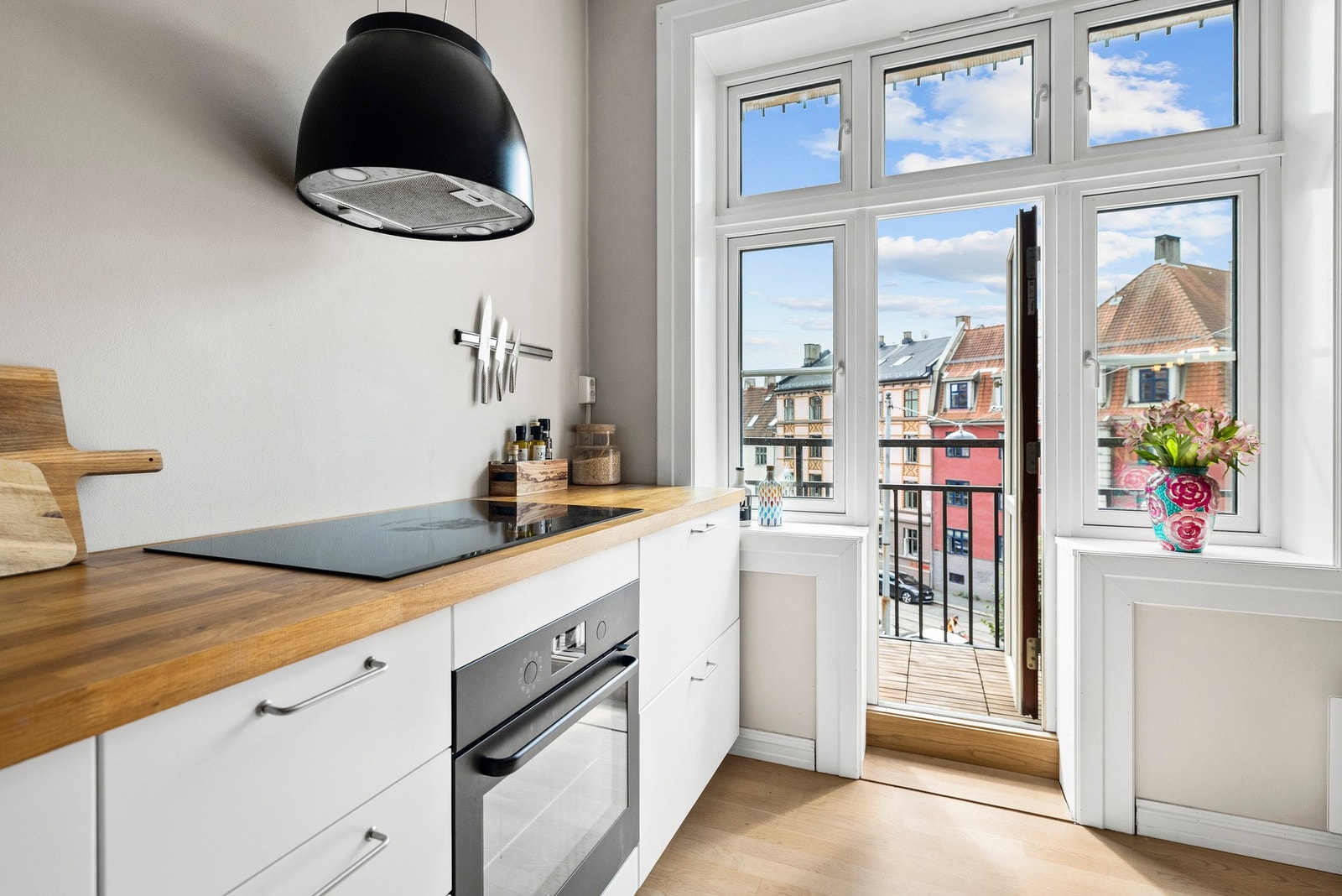 Legg merke til den vakre benkeplaten i tre! Galleribilde