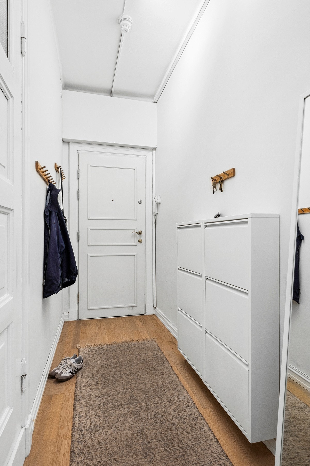 Innbydende entré som binder alle rommene naturlig sammen. Galleribilde