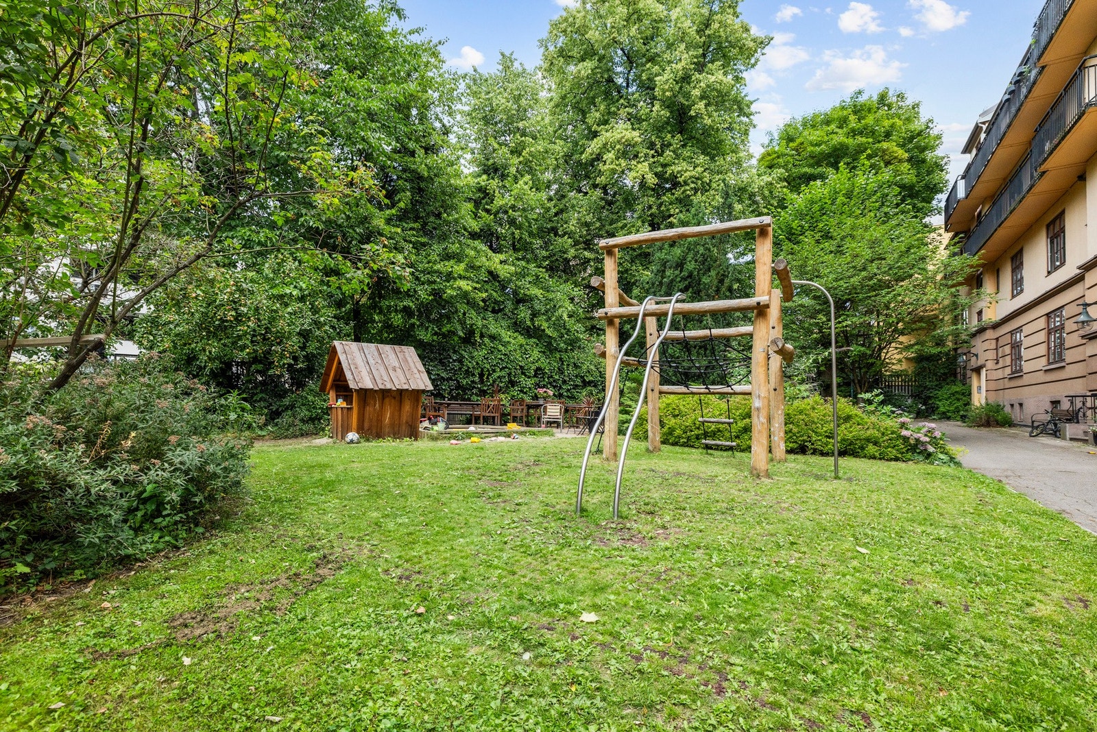 Bakgården har også en liten lekeplass. Galleribilde
