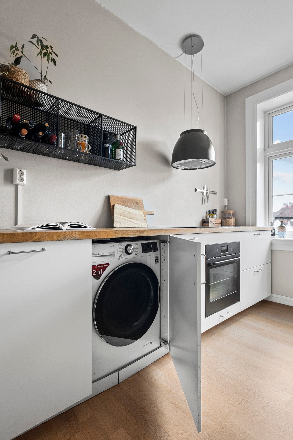 Det er opplegg for vaskemaskin på kjøkkenet. Galleribilde