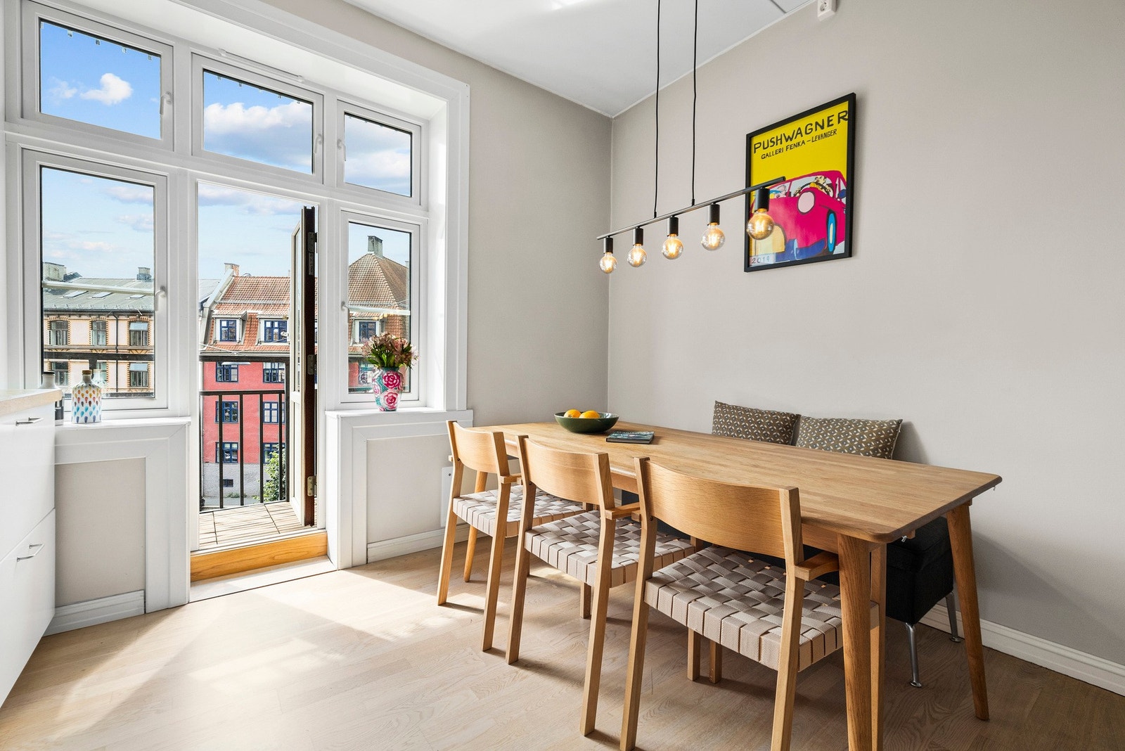 Spiseplassen er både hyggelig og romslig, perfekt for både hverdagsmiddager og gjester. Galleribilde