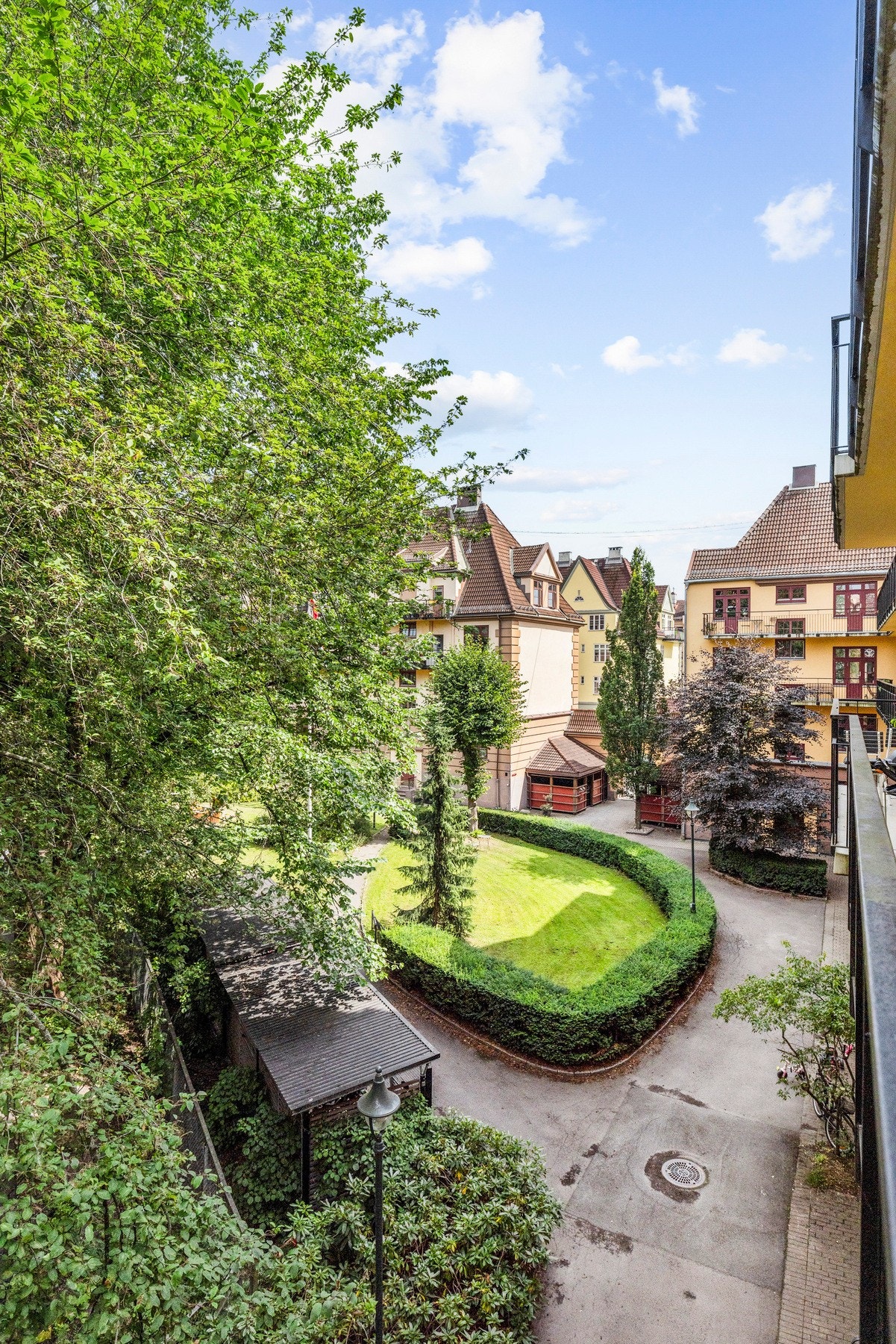 Stue og soverom vender ut mot rolig bakgård med fine grøntarealer. Galleribilde