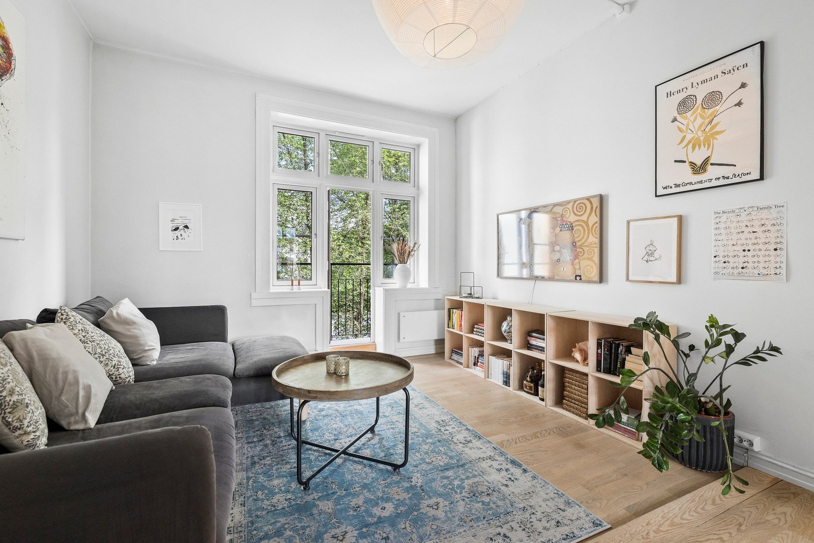 Selv om vi bor i Norge kan sommeren bli nokså varm. Da kan jeg love deg at du er glad for at denne leiligheten har balkongdør på hver side som sørger for god gjennomlufting. Galleribilde