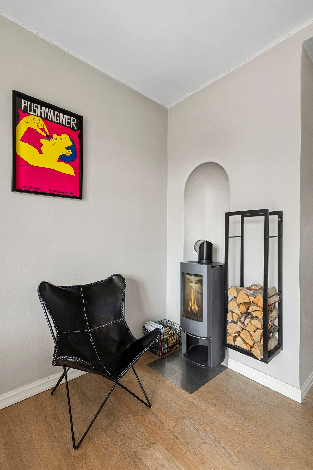 Finn roen ved peisen mens middagen putrer, her kan du slappe av med en bok eller en kopp te i din egen lille kjøkkenkrok. Galleribilde