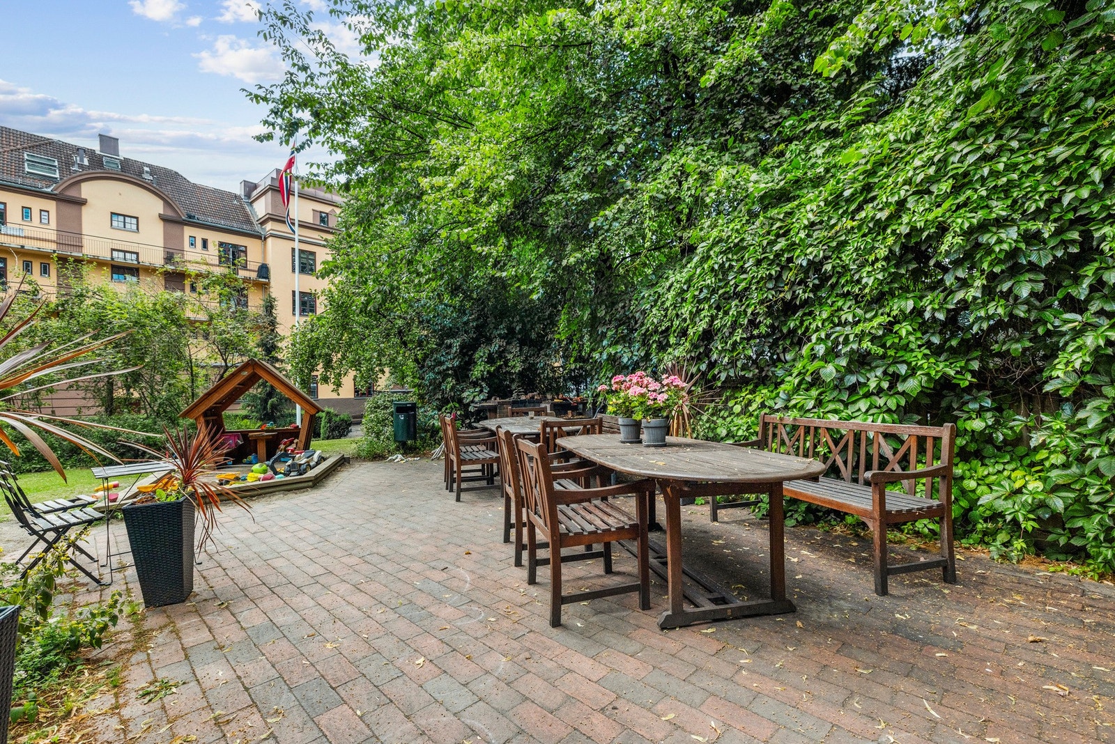 Sittebenkene i bakgården inviterer til en hyggelig stund med naboer og venner. Galleribilde