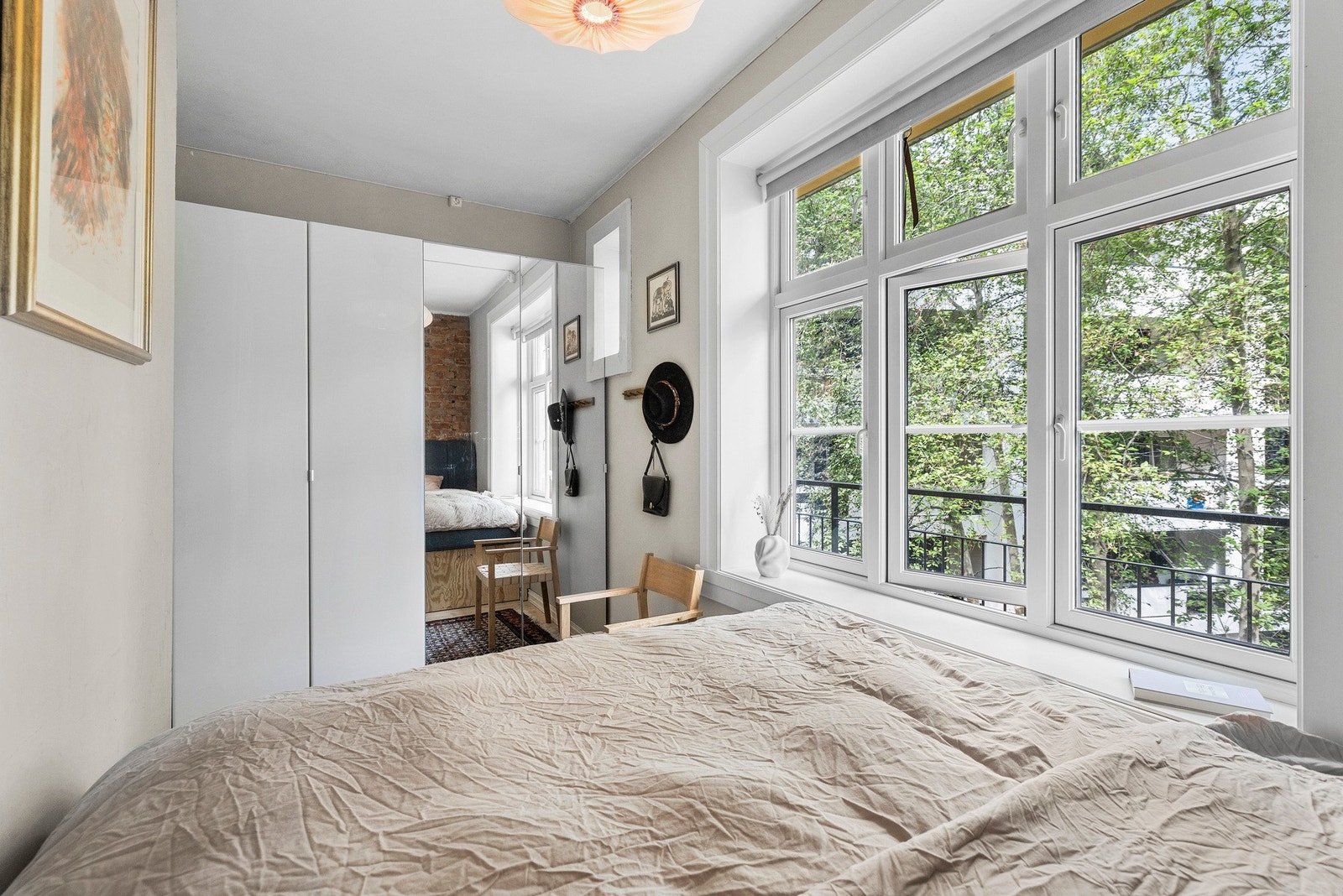 Rikelig med garderobeskap gir deg gode oppbevaringsmuligheter. Galleribilde