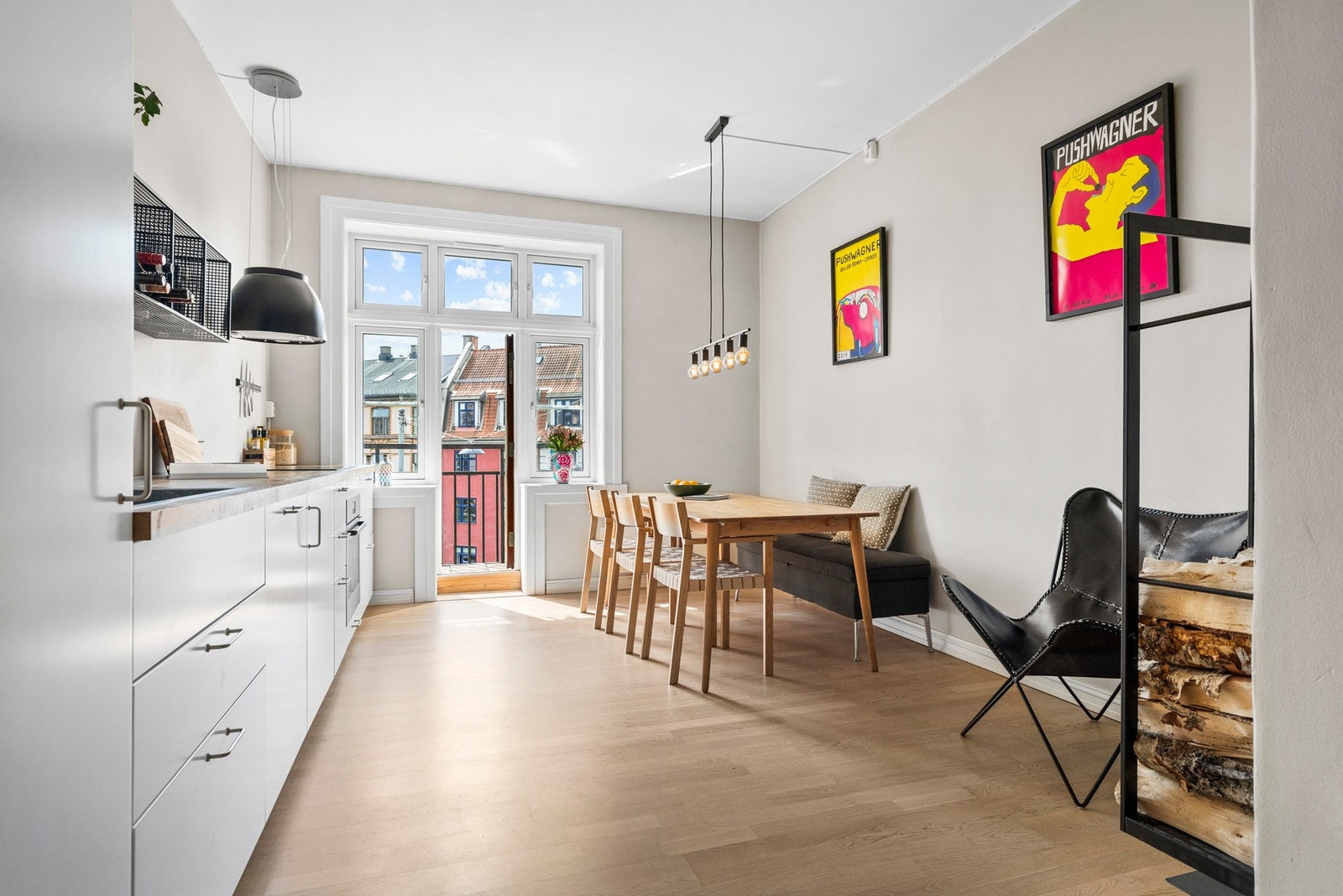 Kjøkkeninnredningen er fra 2022 og byr på moderne innredning med integrerte hvitevarer og et stilrent uttrykk. Galleribilde