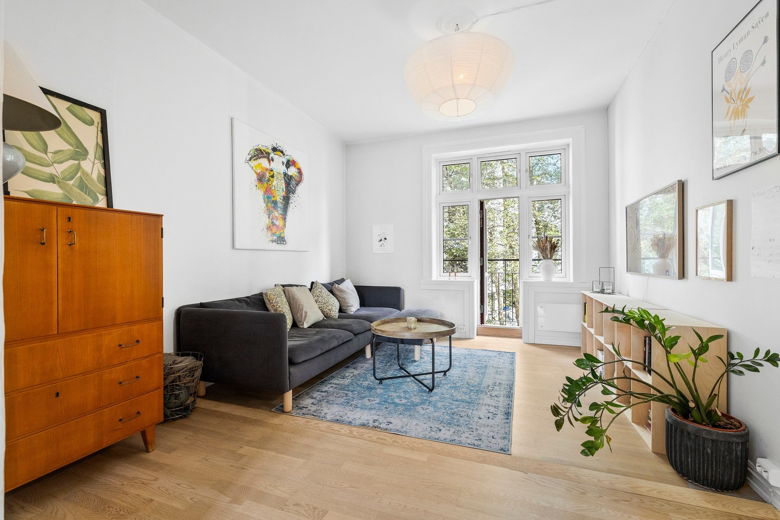 Her får du en lys og innbydende stue med god plass til både avslapning og sosiale stunder. Galleribilde