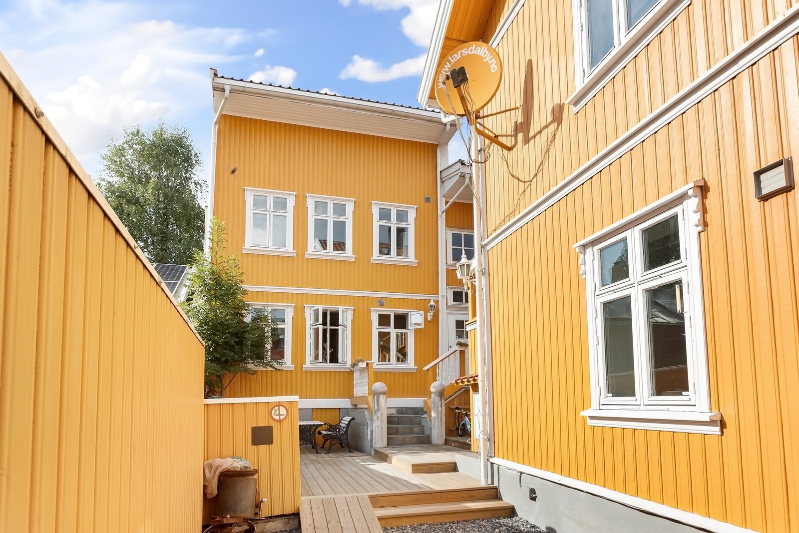 Bakgården er en skjermet perle som ble vesentlig oppgradert i 2025. Her er det vakker beplantning, stemningsfull belysning, nye sittegrupper og egen grillplass. Et ideelt sted for rolige kaffestunder, sene sommerkvelder eller sosiale middager! Galleribilde