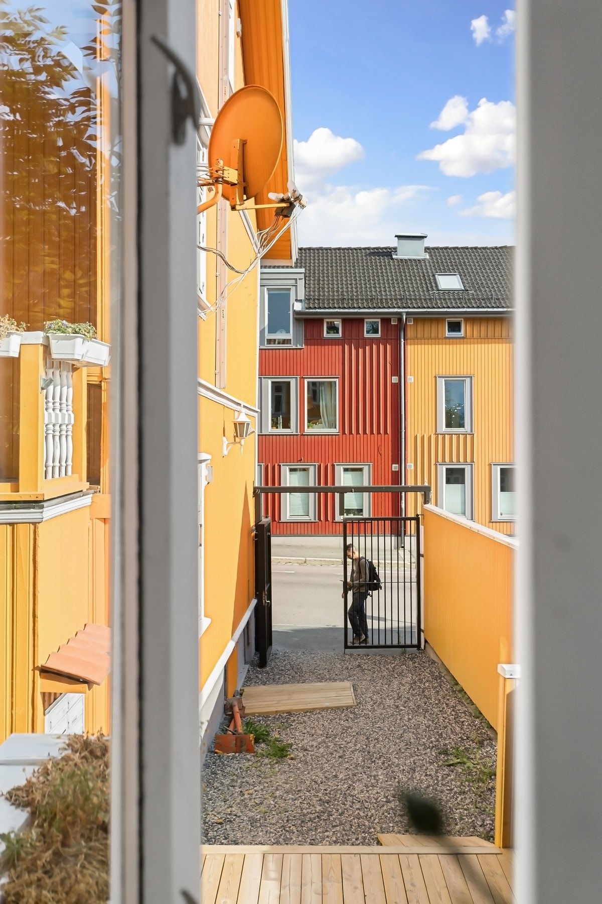 Utsikten mot de små, fargerike trehusene gir en rolig og nesten landsbyaktig følelse, midt i storbyen. Galleribilde