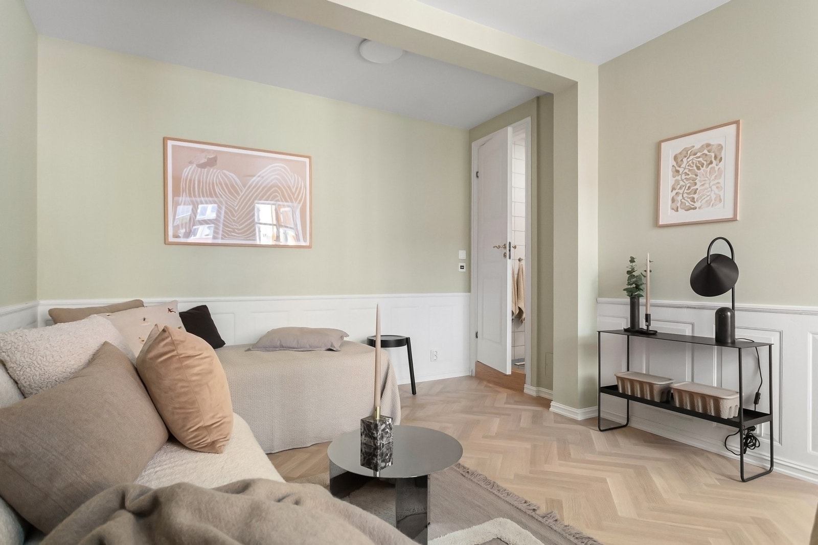 Smart og gjennomført oppgradert i 2025 hvor det er lagt stor vekt på å bevare det klassiske uttrykket i leiligheten. Galleribilde