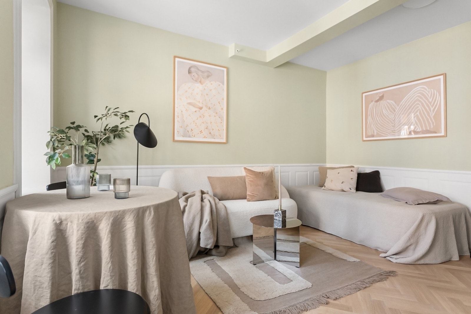 Ny fiskebensparkett fra 2025 gir leiligheten et eksklusivt preg. Det er varmekabler i alle rom. Galleribilde