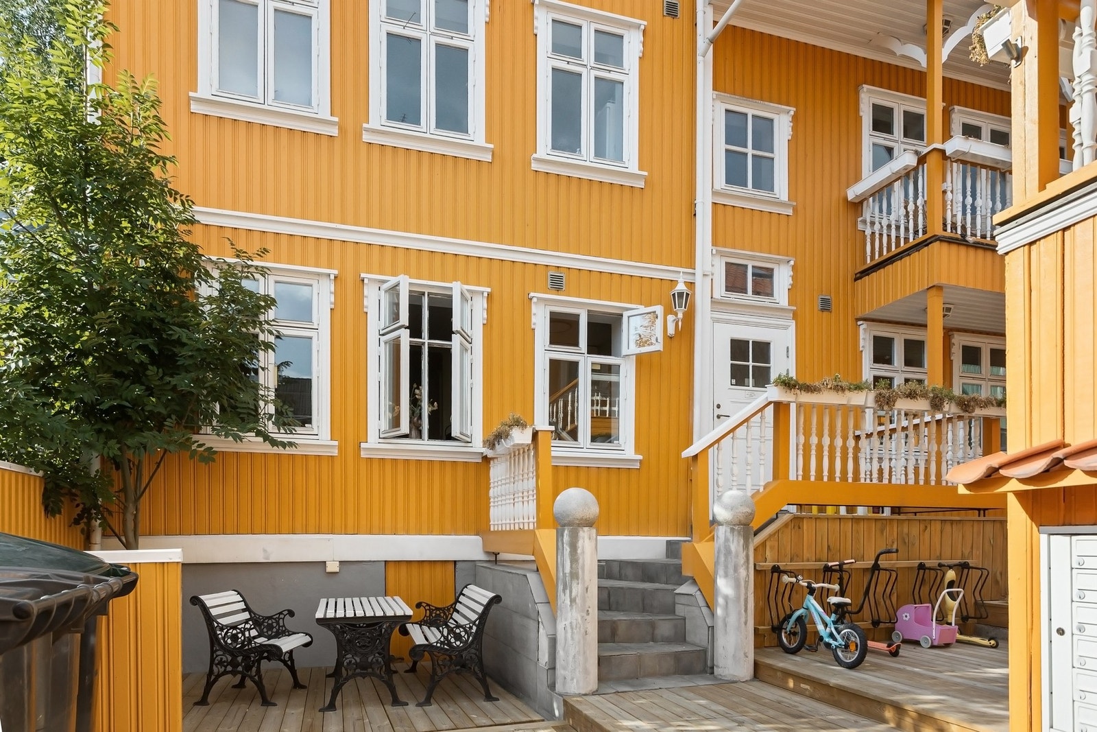 En historisk villa som det ikke finnes mange av. Vakker og autentisk fasade med originale detaljer som ivaretar sjarmen fra byggeåret. Galleribilde