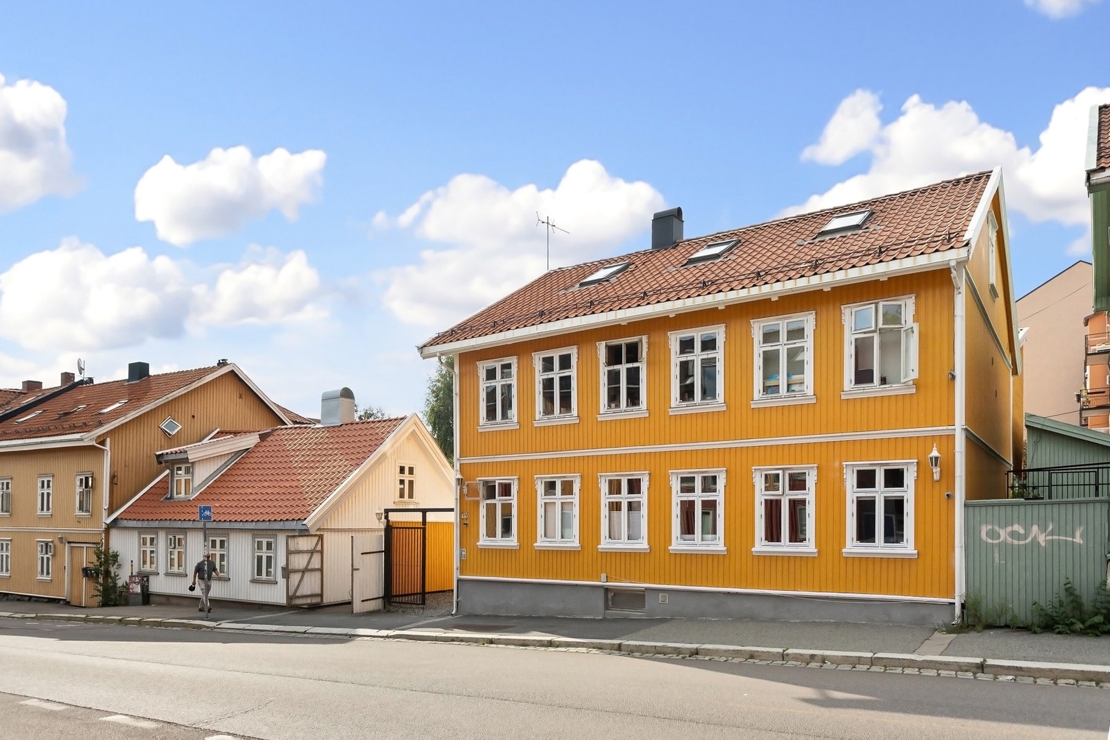 Enten du er på jakt etter din første bolig, et sentralt hjem med sjel - eller et utleieobjekt - er dette en mulighet du ikke bør gå glipp av. En klassisk perle i et av Oslos mest sjarmerende nabolag! Galleribilde