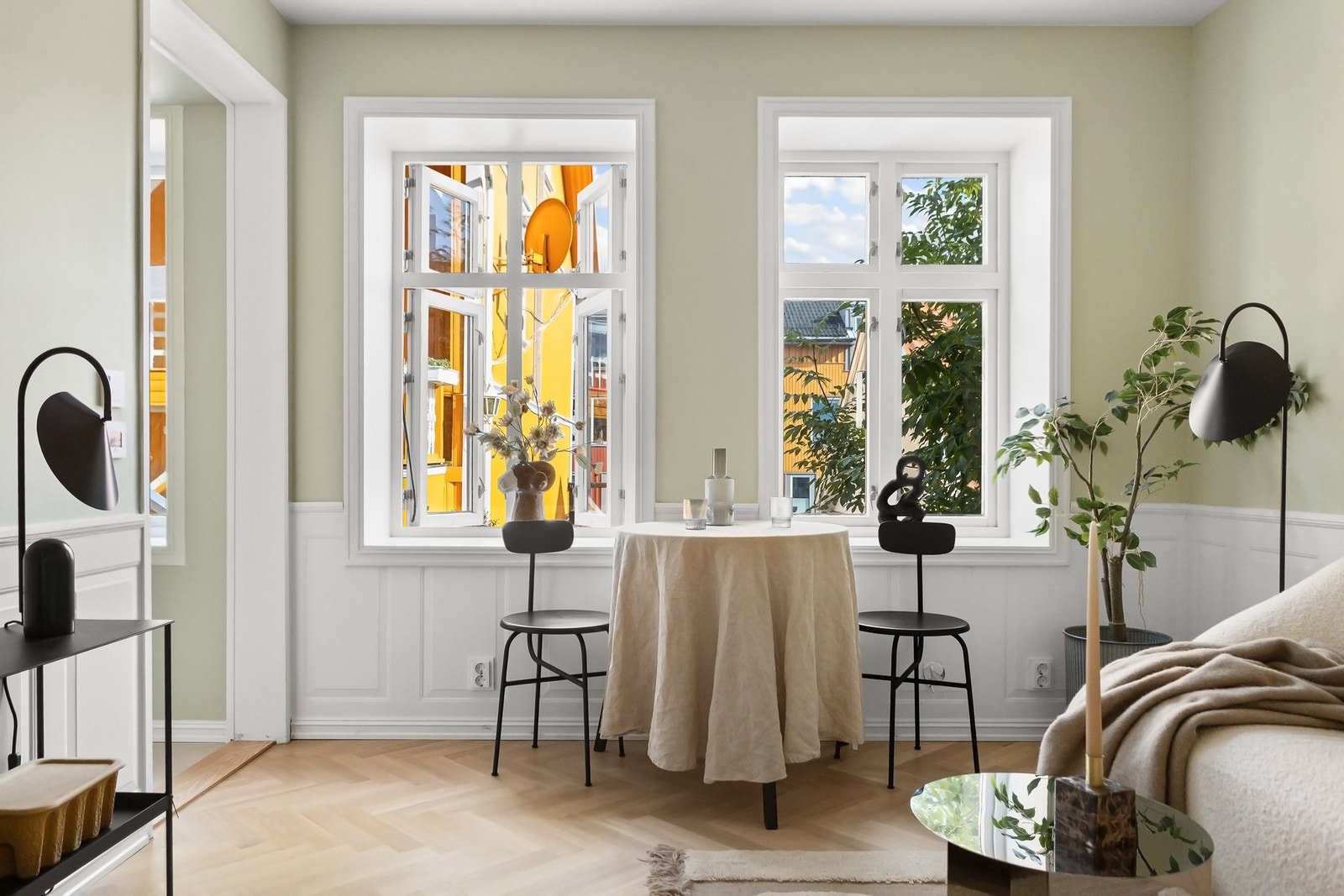 Lys og luftig stue med store, klassiske vindusflater, mye lysinnslipp og originale detaljer. Alle overflater er nymalt i 2025. Galleribilde