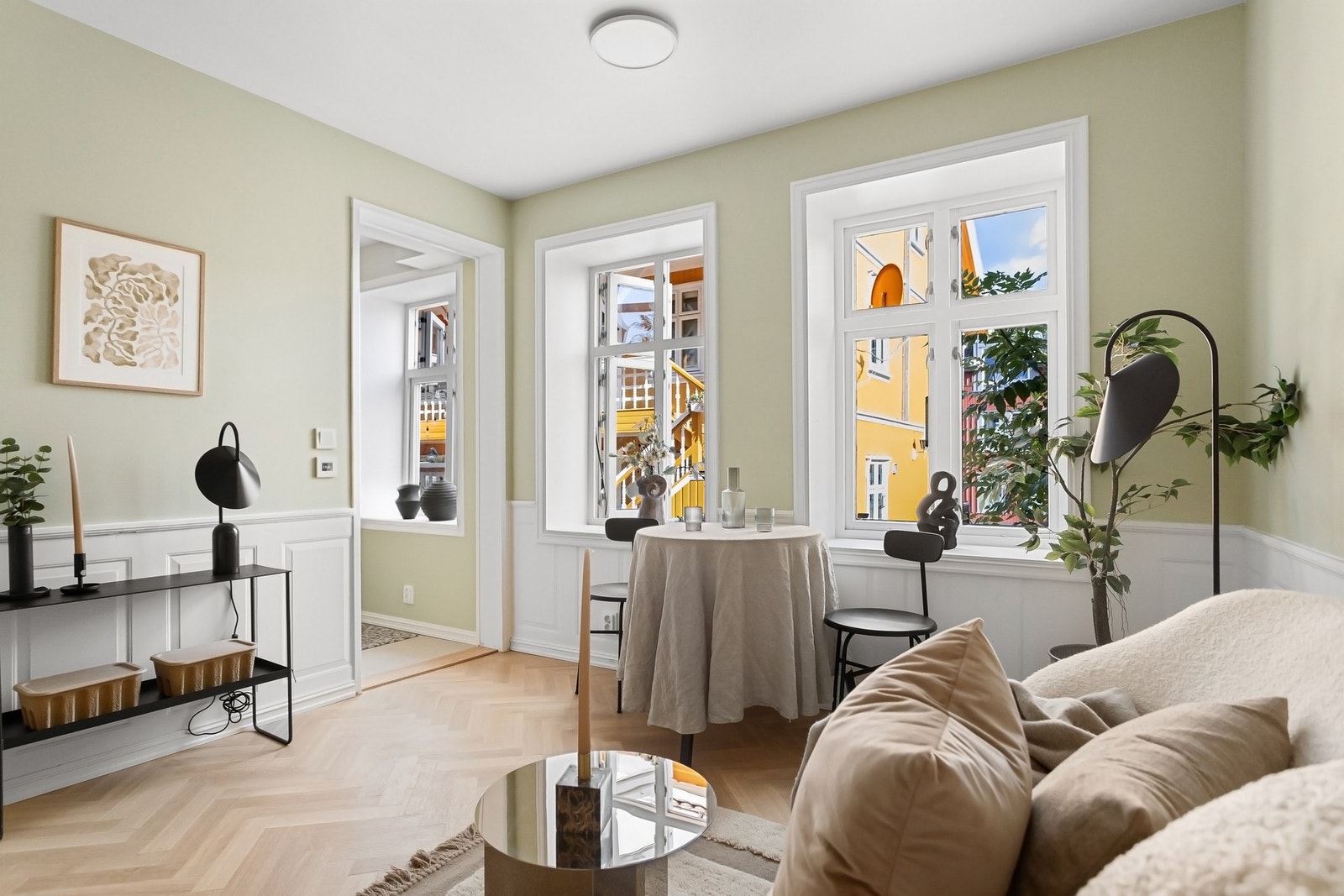 Velkommen til en klassisk og sjarmerende leilighet midt på idylliske Kampen! Galleribilde