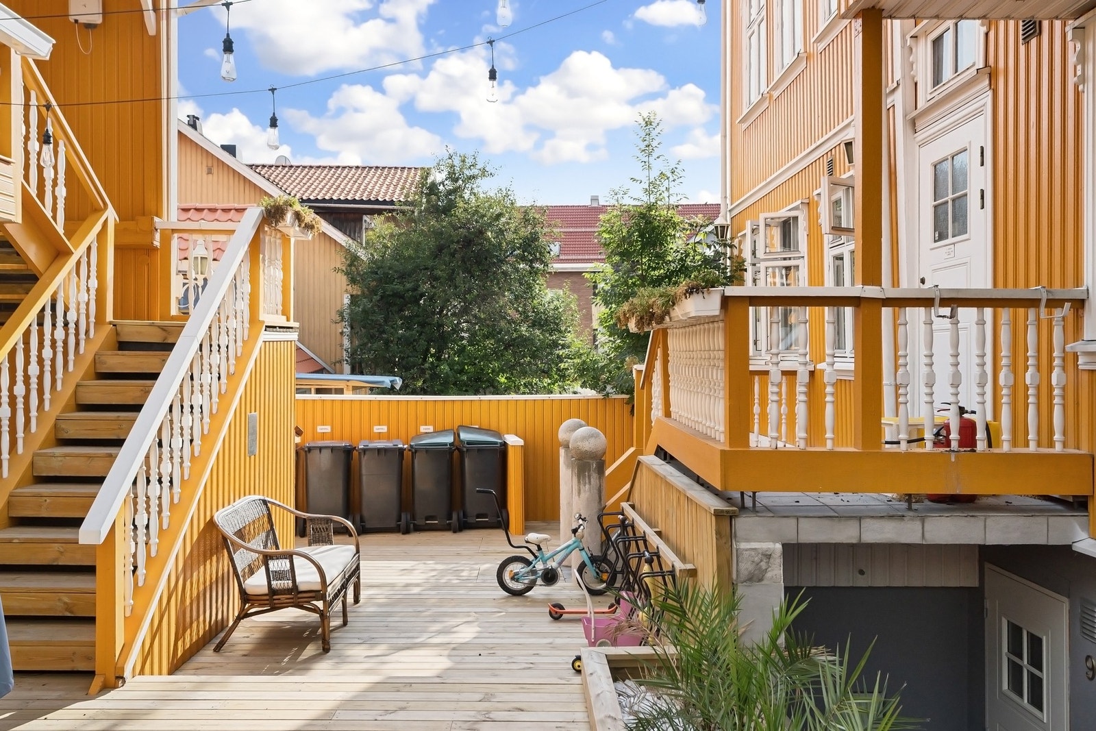 Svært oppgradert og idyllisk bakgård til glede for seksjonseiere. Det er kun 8 seksjoner i sameiet. Galleribilde