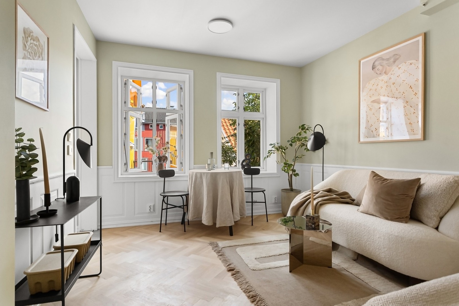 Det er god plass til sofagruppe, spisestue og seng. Galleribilde