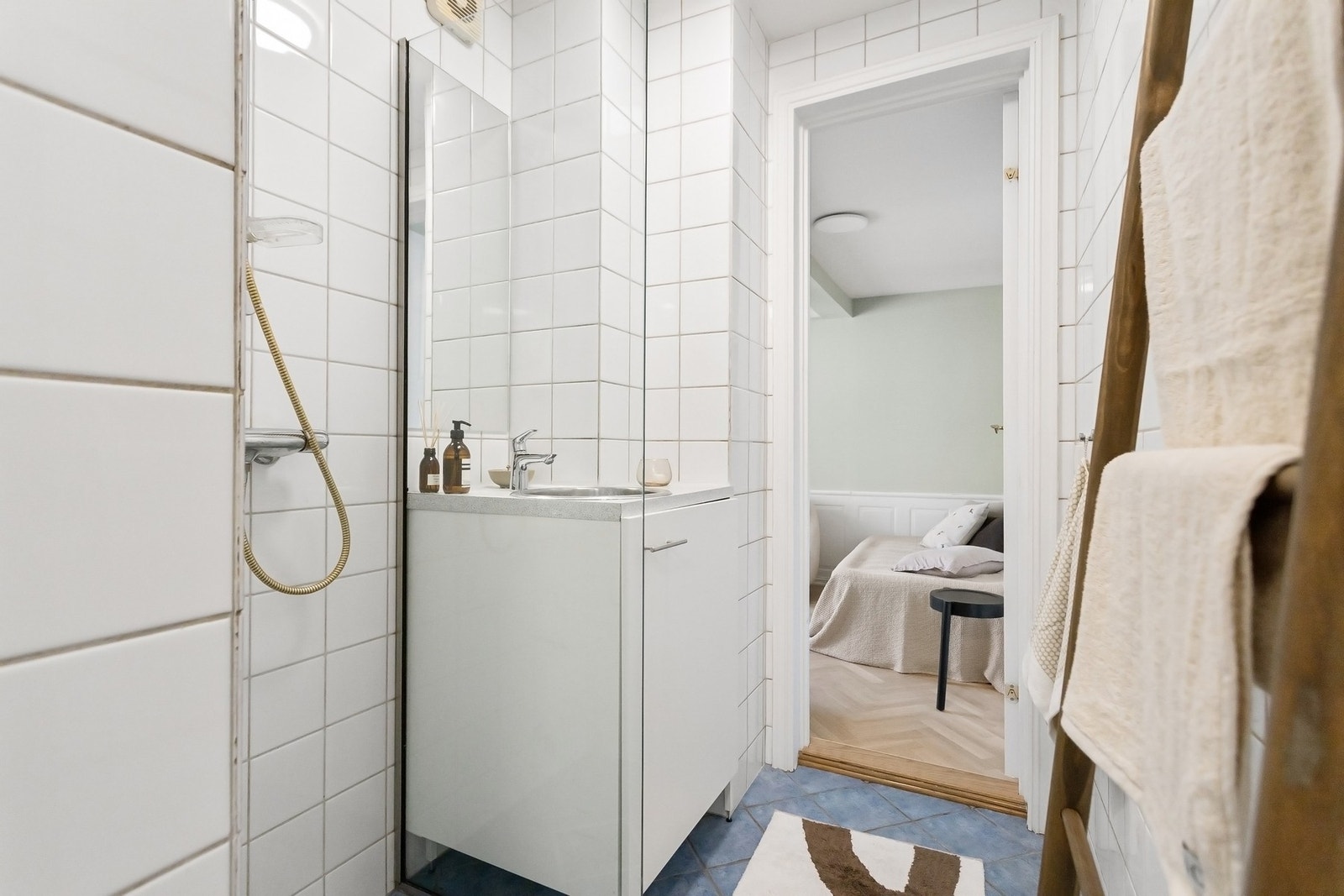 Det er i 2025 laget kasse rundt sisterne, byttet ut baderomsmøbler og smørt silikon i nødvendige
områder. Galleribilde