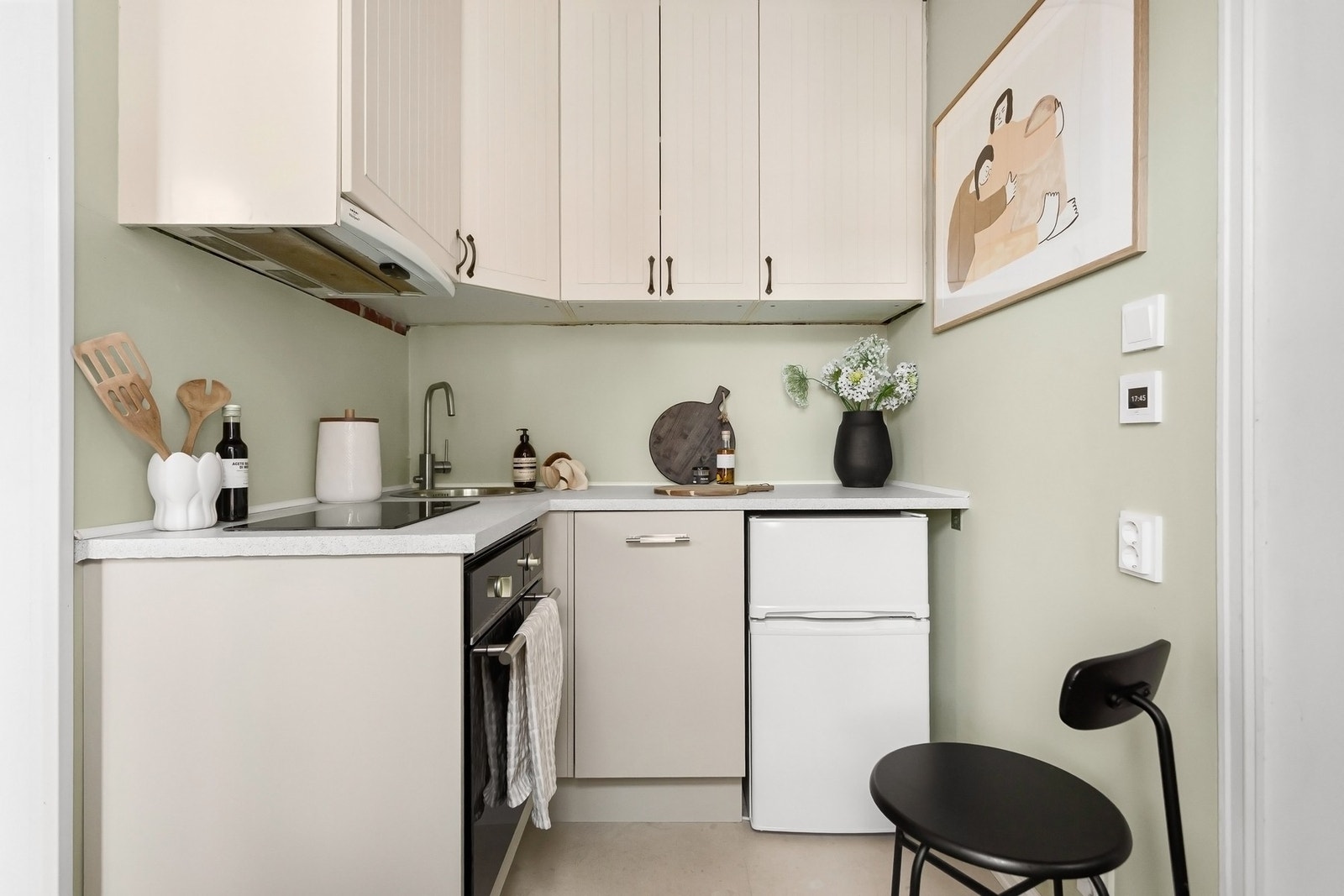 Svært god planløsning som utnytter hver eneste kvadratmeter optimalt. Her får du godt med plass til både opphold, matlaging og oppbevaring, Galleribilde