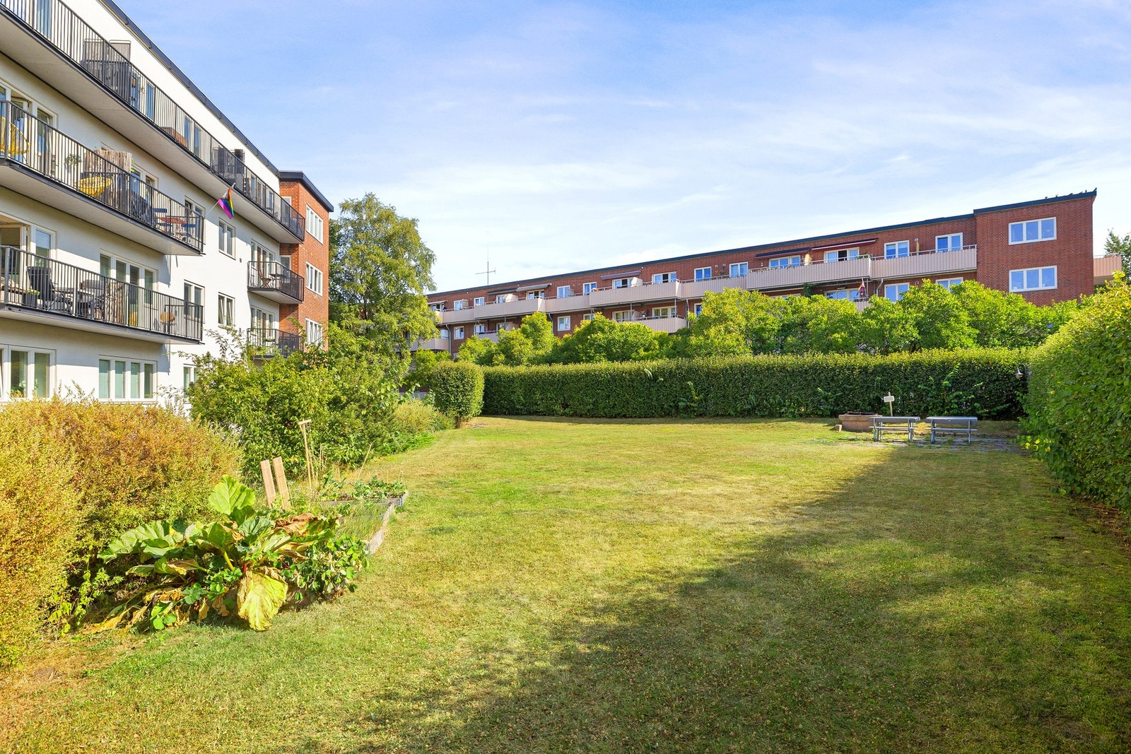 Pen opparbeidet bakgård. Galleribilde