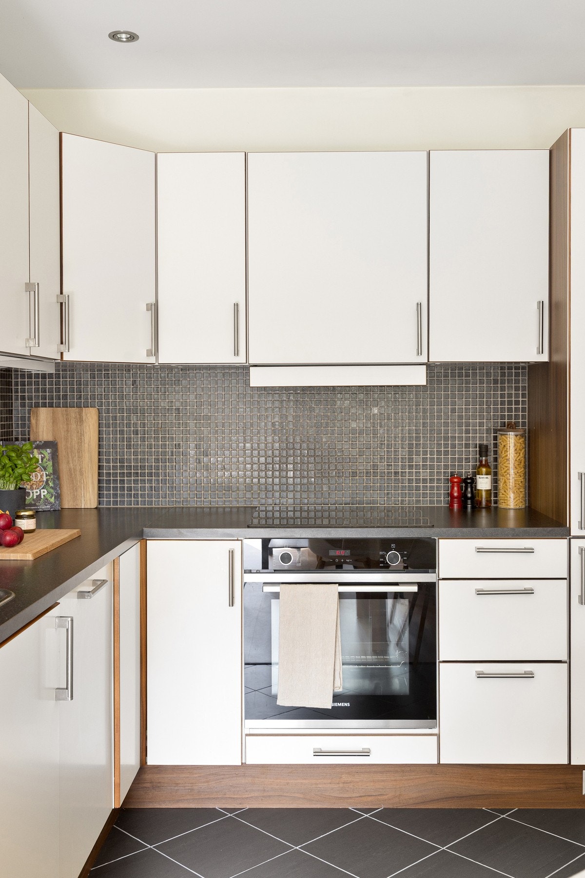 Integrerte hvitevarer som oppvaskmaskin, stekeovn, keramisk koketopp og kjøl-/fryseskap følger salget. Galleribilde