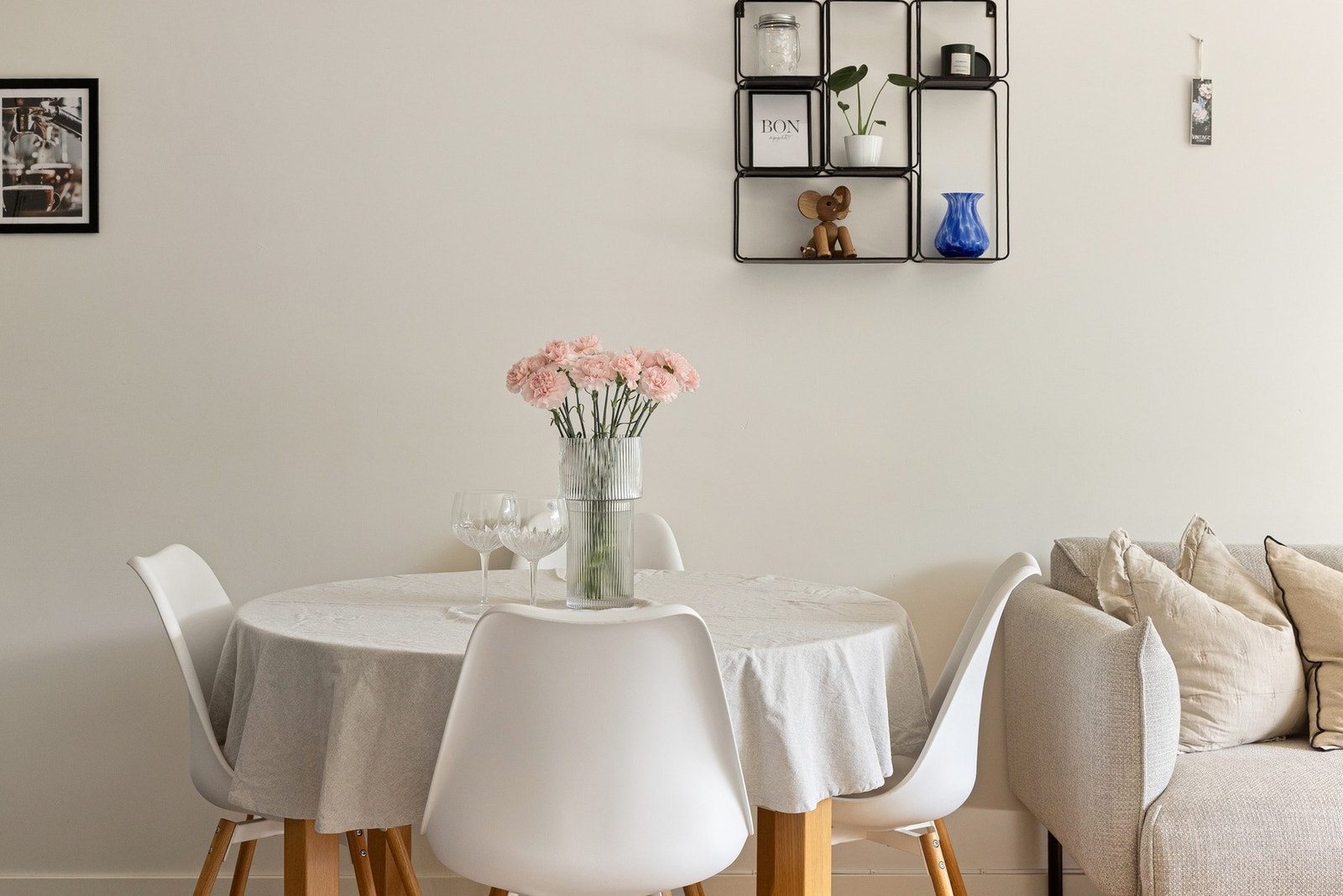 Stuen er leilighetens samlingspunkt. Her møter du et større rom som kan deles opp i flere soner. Galleribilde