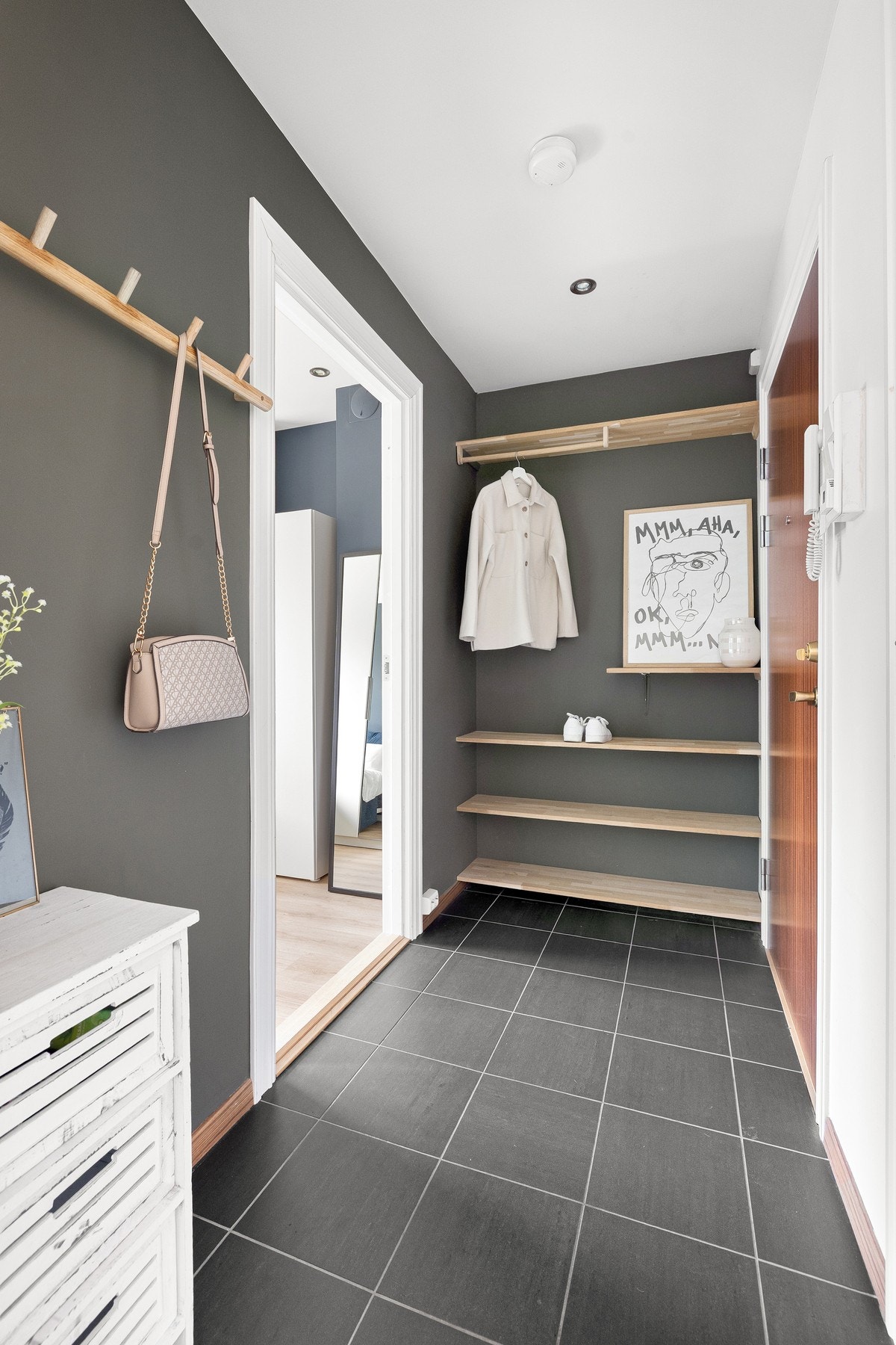 Velkommen inn! Det er rikeligmed plass i gangen til å henge fra seg yttertøy og sko. Galleribilde