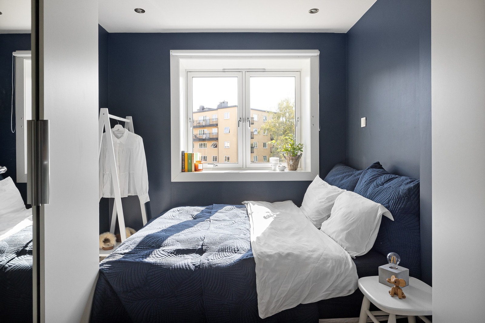 Soverommet er romslig og har godt lysinnslipp og er malt i en delikat blåfarge. Galleribilde