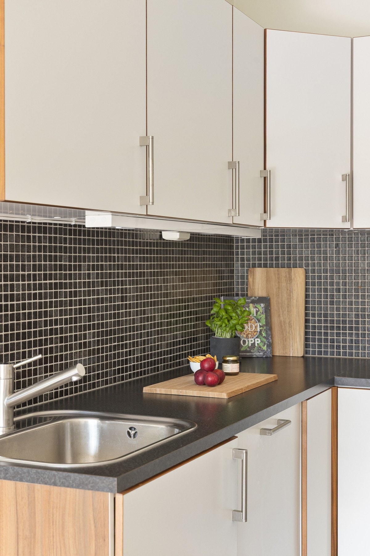 Det er fliser mellom benk og overskap. Nytt kjøleskap i 2022. Galleribilde