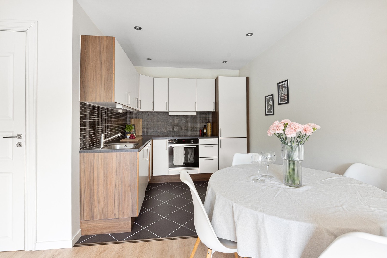 Her er det rikelig med skap- og benkeplass samt en solid laminert benkeplate. Galleribilde