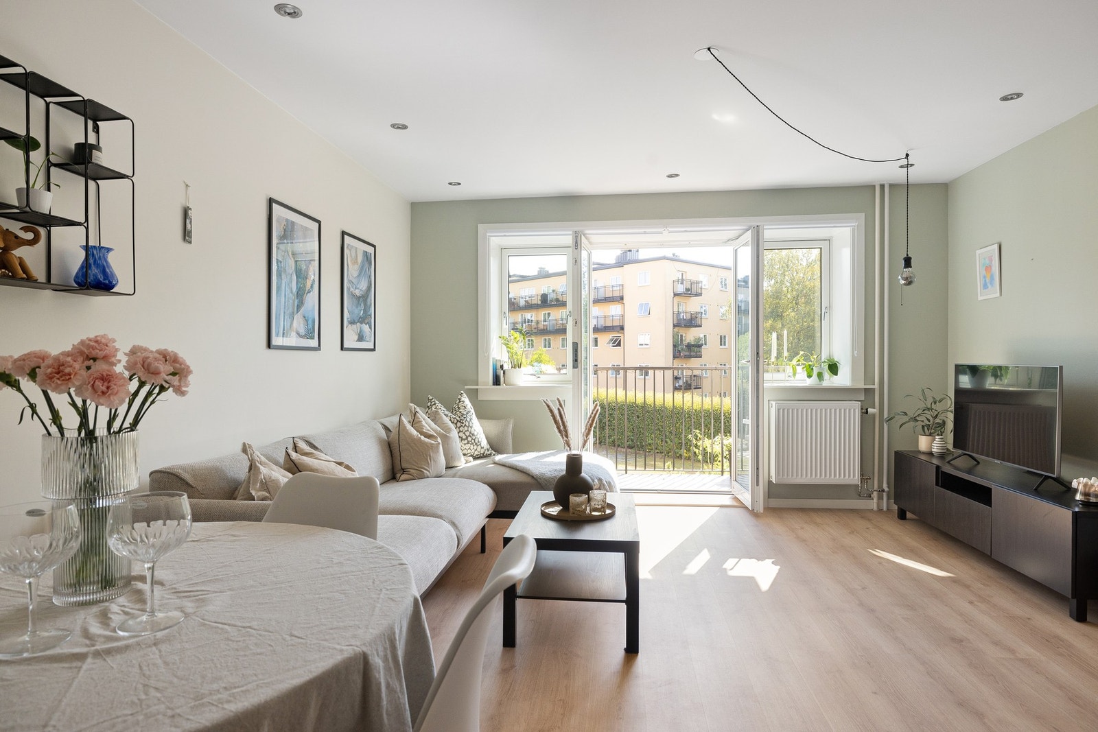 Her har du plass til både sofaløsning og spisebord. Galleribilde