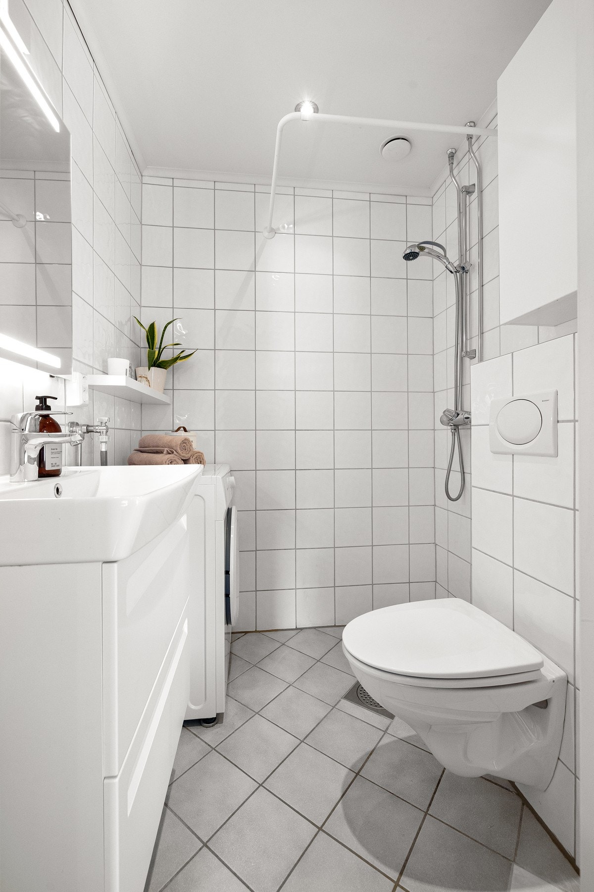 Flislagt bad med varme i gulv, oppgradert i 2004 i regi av borettslaget. Galleribilde