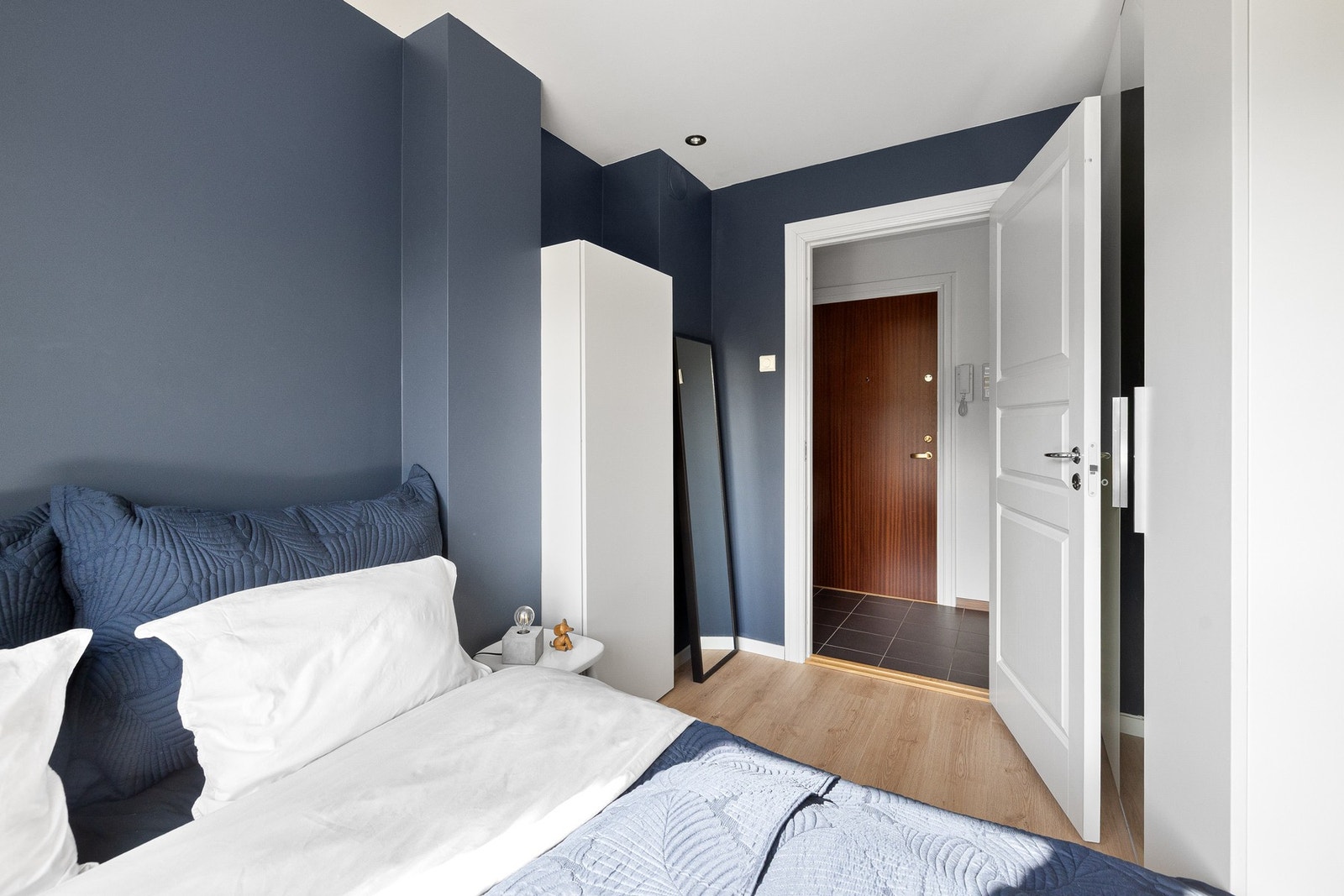 Her er det god plass til en dobbeltseng og tilhørende møbler Galleribilde