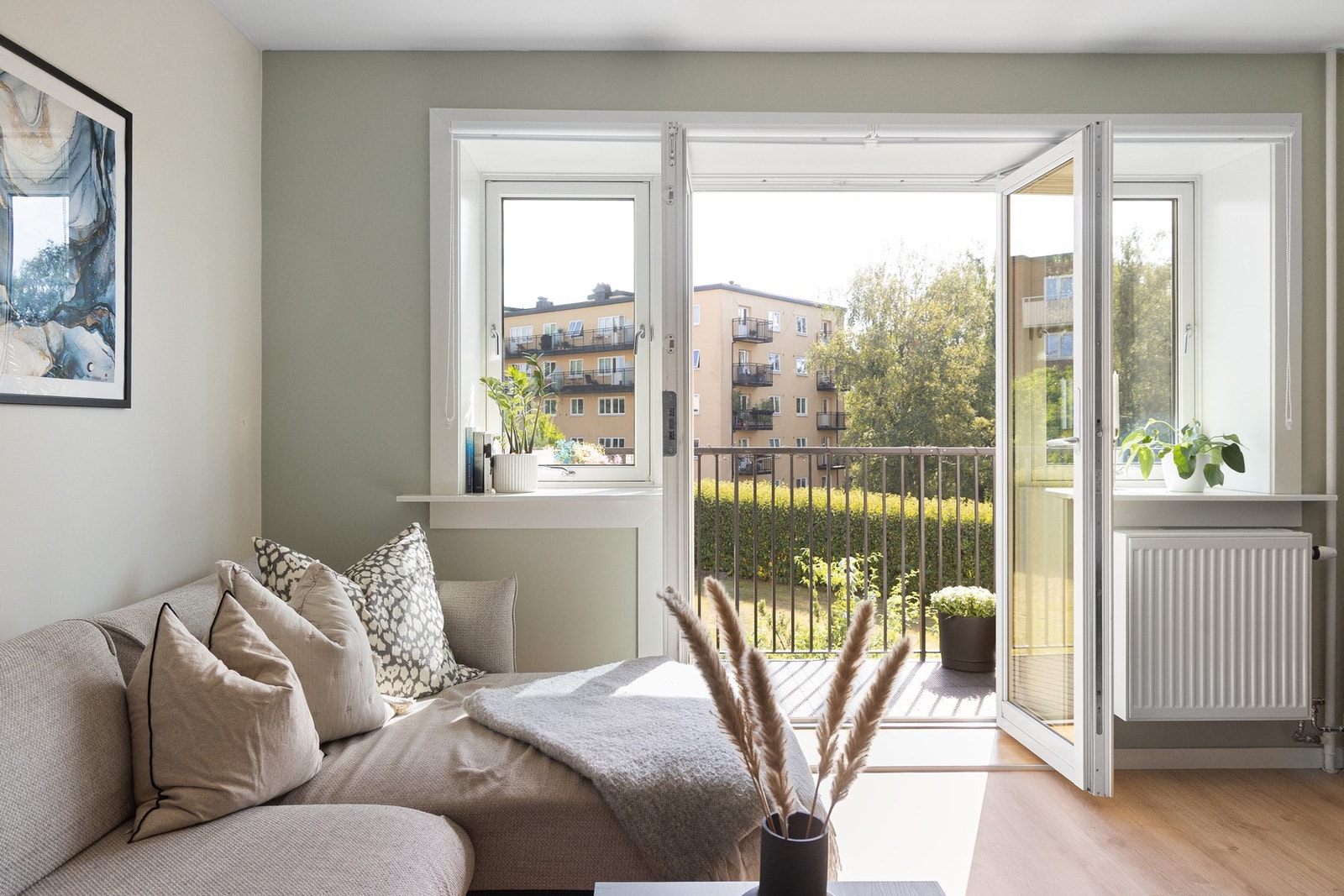 Stuen åpner direkte ut til balkongen, perfekt for sommerdager. Galleribilde