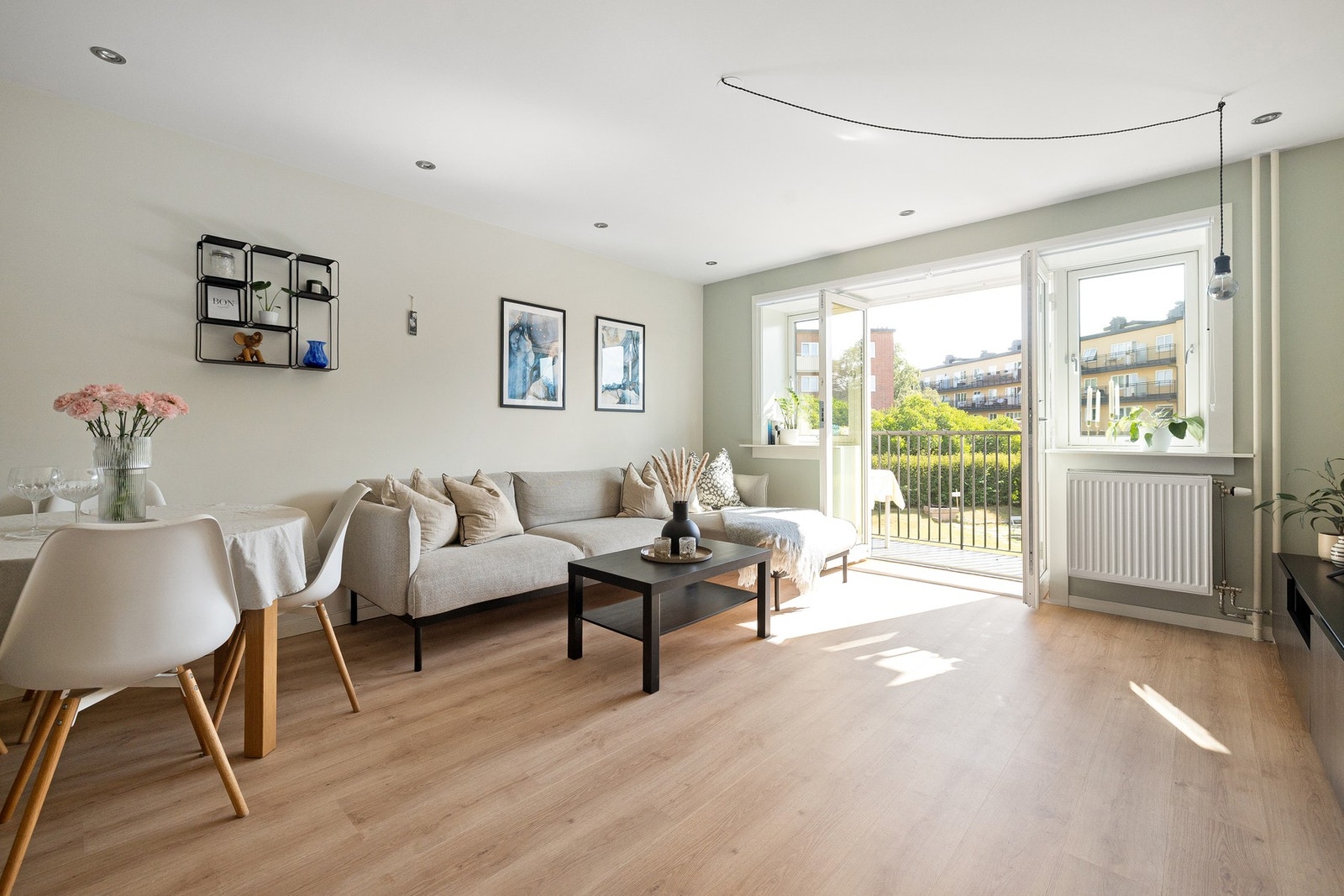 Dette er en lys og sjarmerende 2-roms med solrik balkong på 4m². Galleribilde