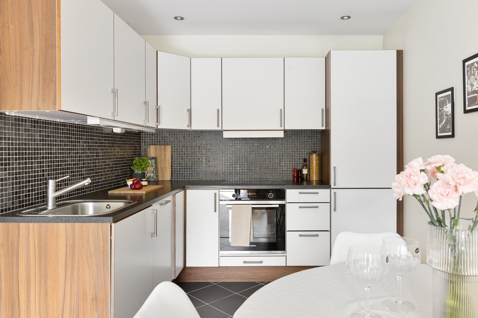 Innredning består av glatte skapfronter, laminat benkeplater, nedfelt oppvaskkum og et greps armatur. Galleribilde