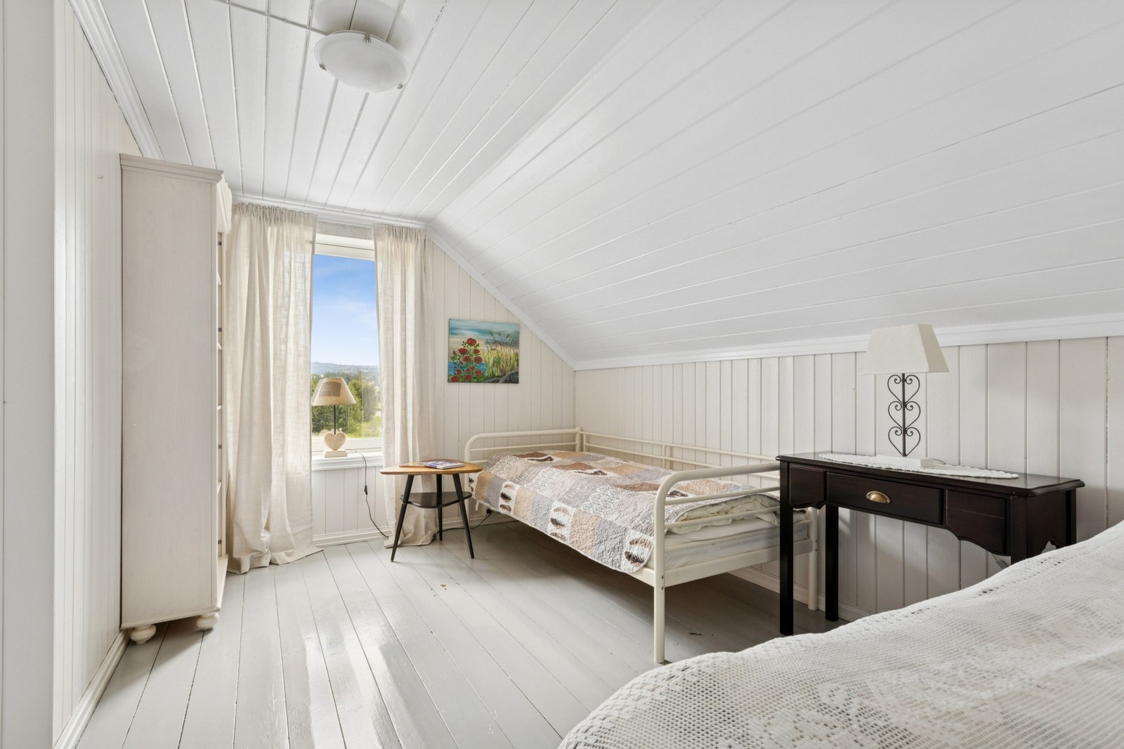 De to øvrige soverommene egner seg ypperlig som barnerom, gjesterom eller hjemmekontor. Galleribilde