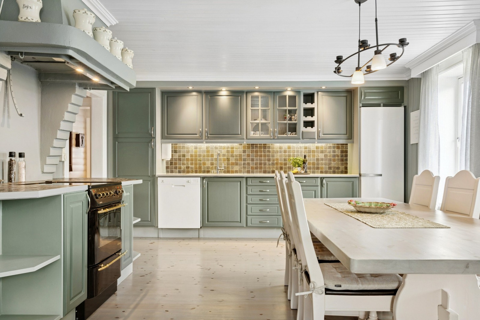 Stilfull kjøkkeninnredning med klassiske, profilerte fronter og heltre benkeplate som gir et varmt og tidløst preg. Galleribilde