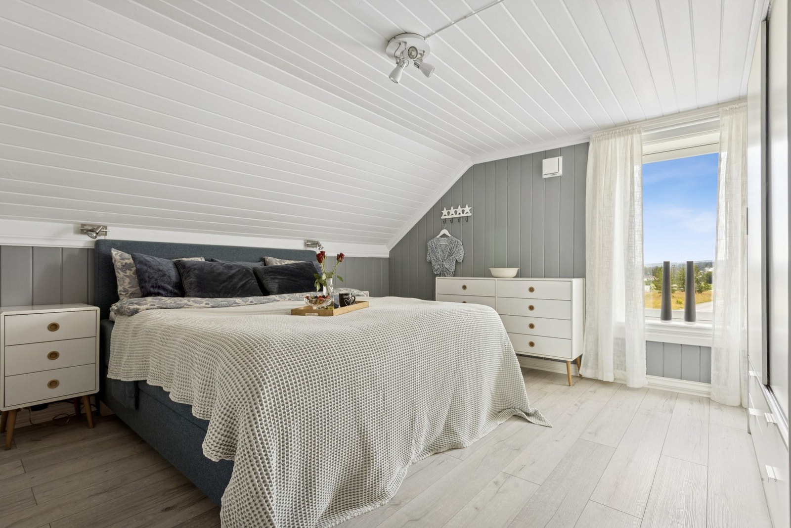 Hovedsoverommet er romslig med god plass til dobbeltseng og tilhørende møblement. Galleribilde