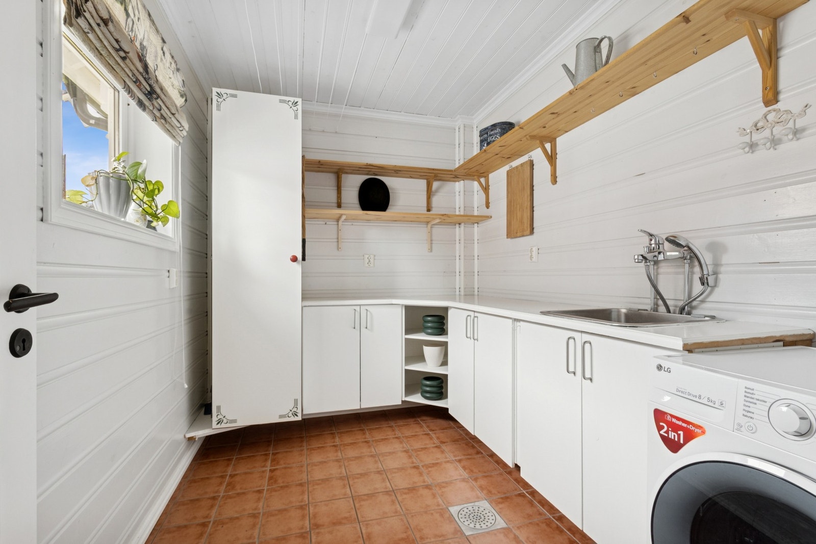 Her får du også et lyst og praktisk vaskerom med behagelig gulvvarme. Galleribilde